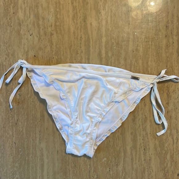 heat Other - Heat full coverage scallop edge string tie white bikini bottoms XL